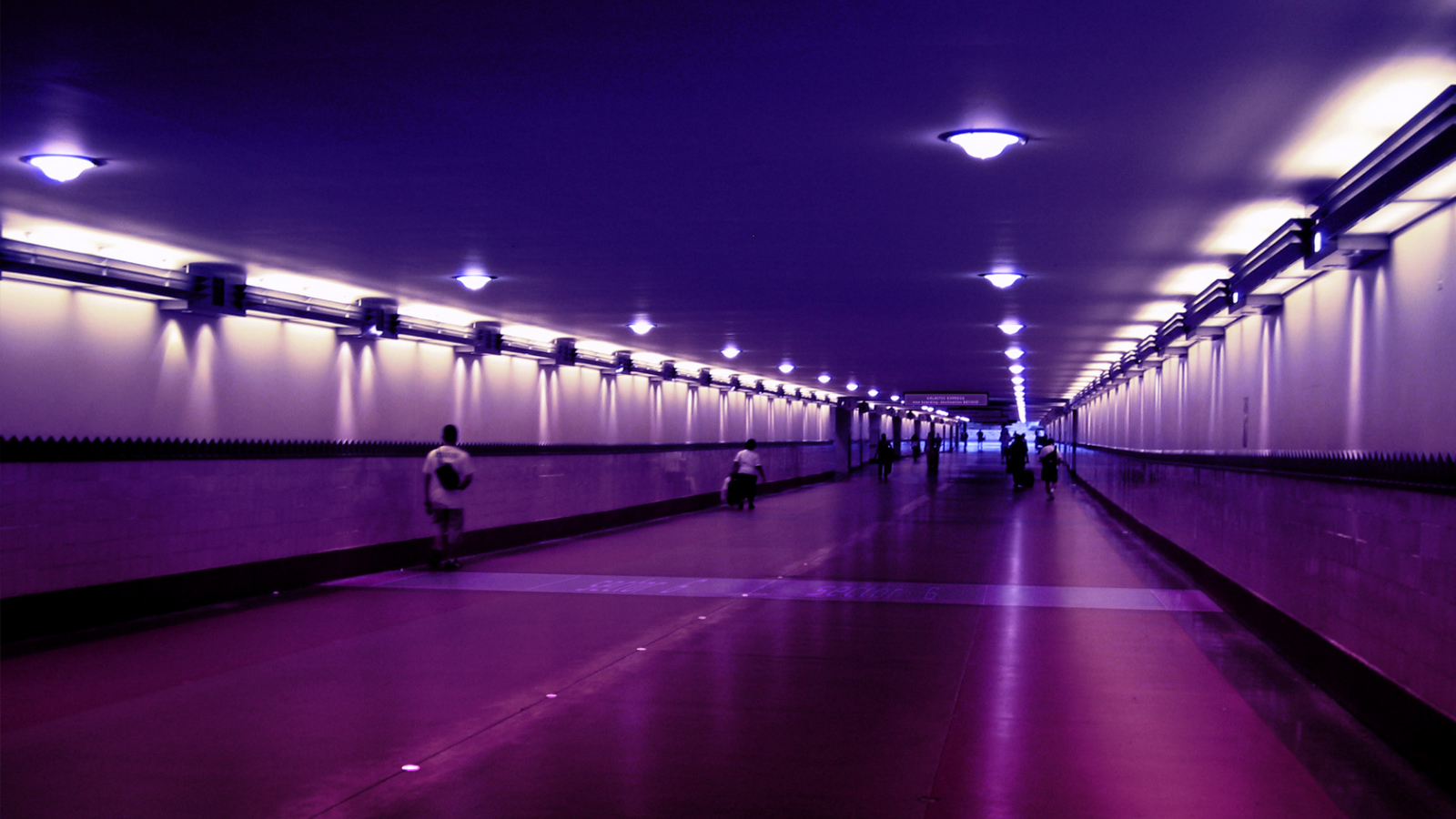 Перед следующей остановкой в метро