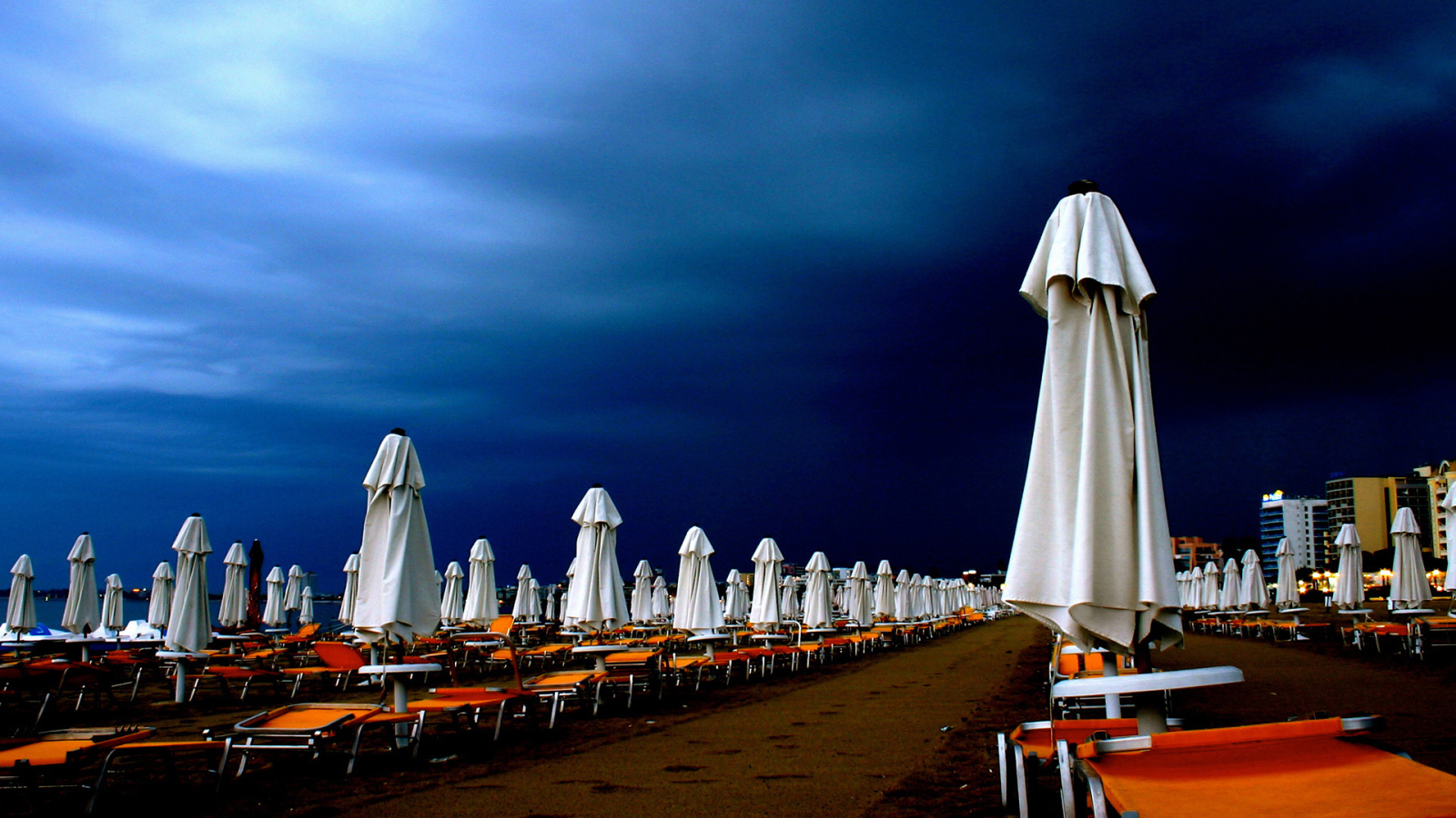 Пивные палатки в шторм