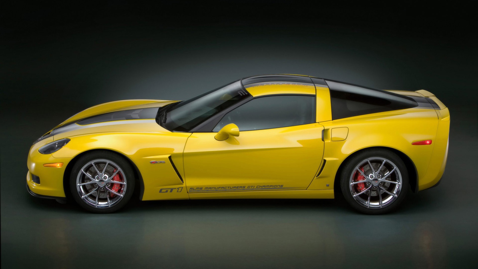 Желтый спорткар