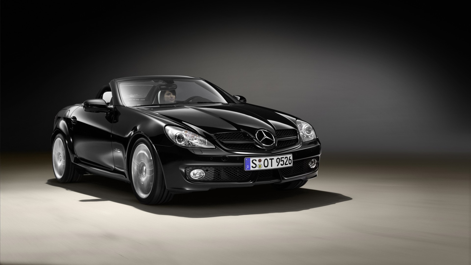 Девушка за рулем Мерседеса