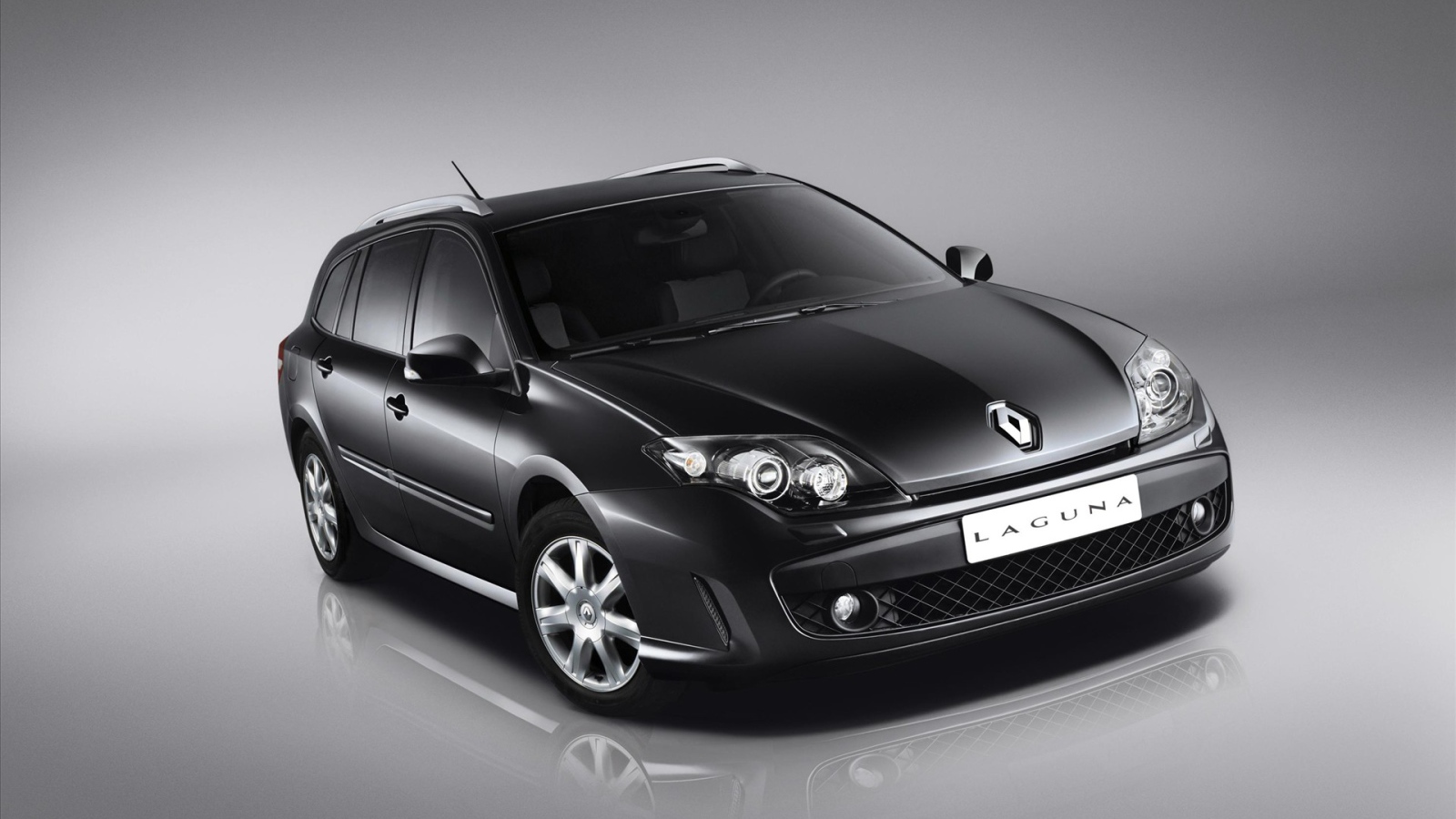 Черная Renault Laguna