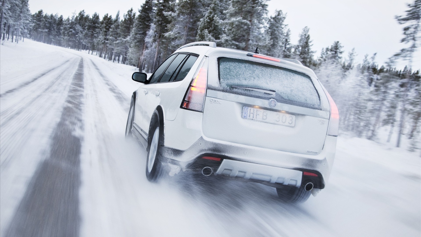 На заснеженной дороге