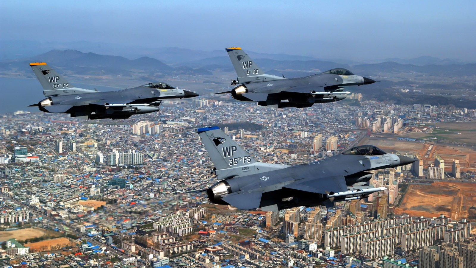 Военная авиация / полет над городом