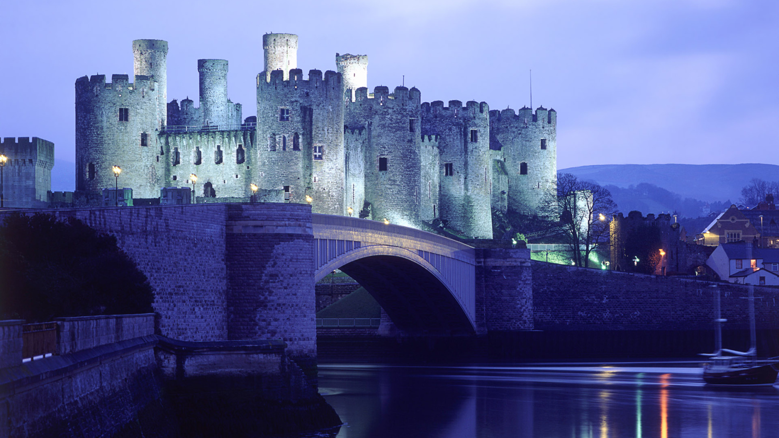 Замок возле реки