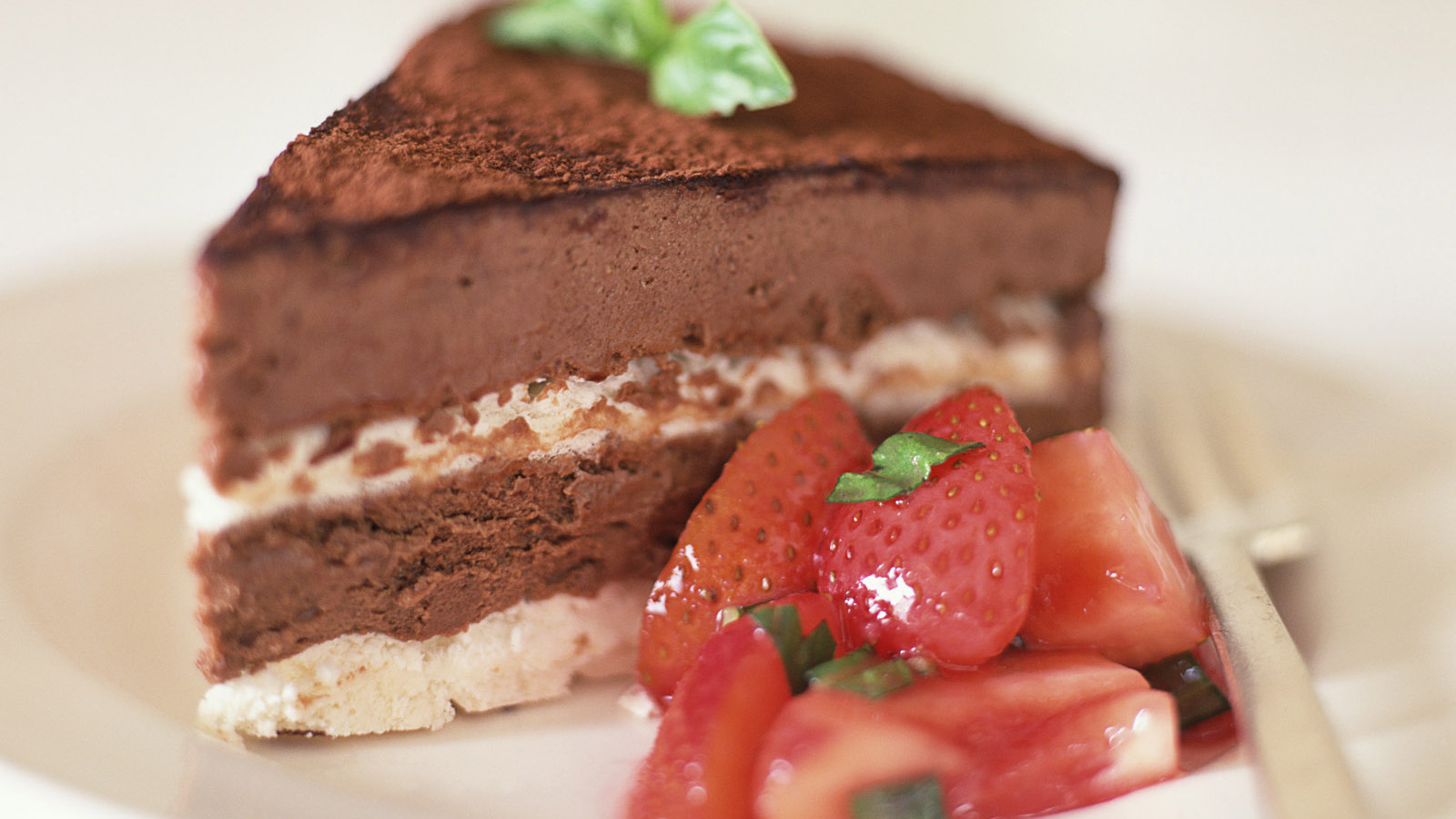 Кусочек торта с клубникой