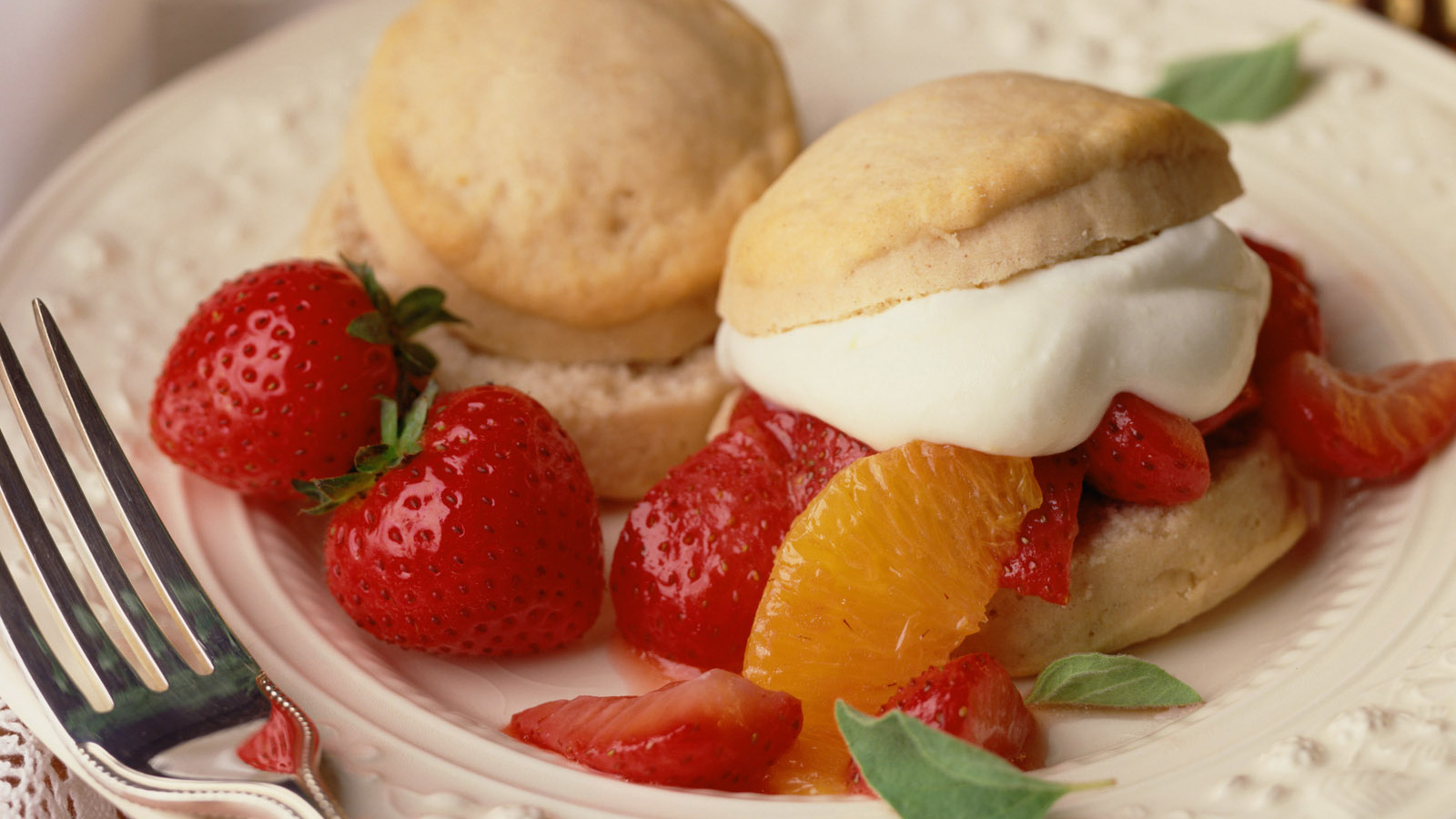 Бутерброд с клубникой и сливками