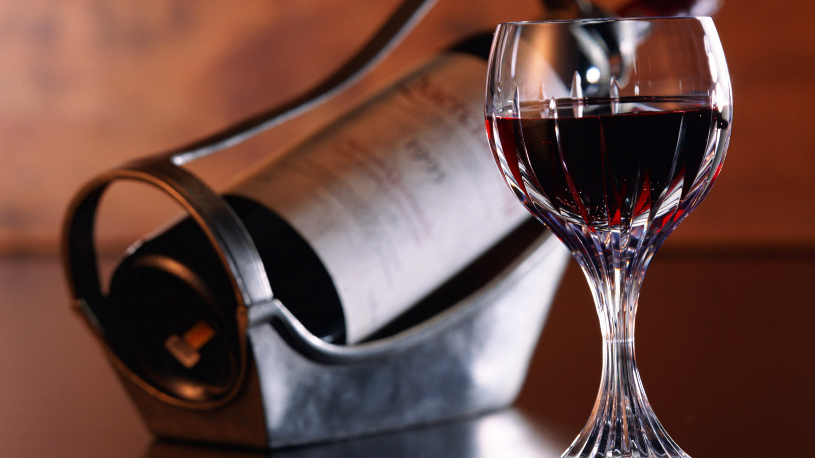 Бутылка и бокал вина