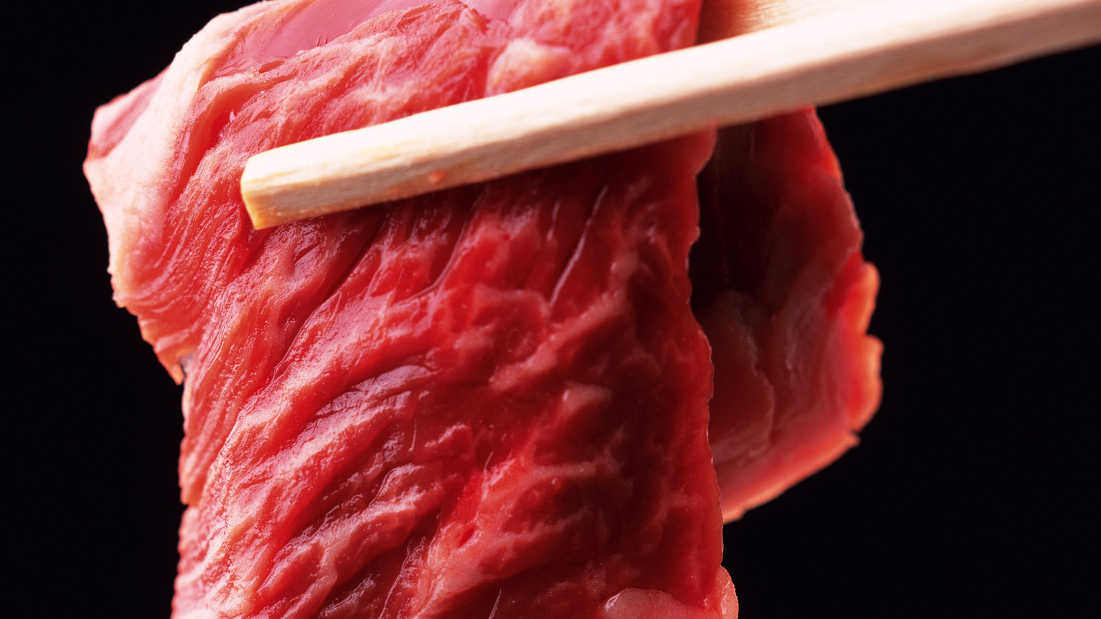 Кусочек мяса на палочках