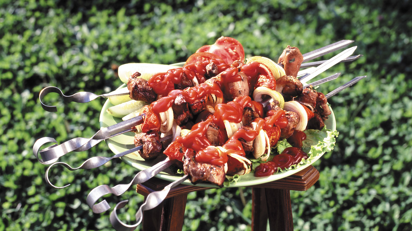 Блюдо с шашлыком барбекю