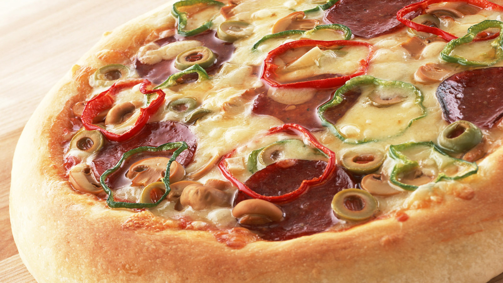 Пицца с колбасой и перцем