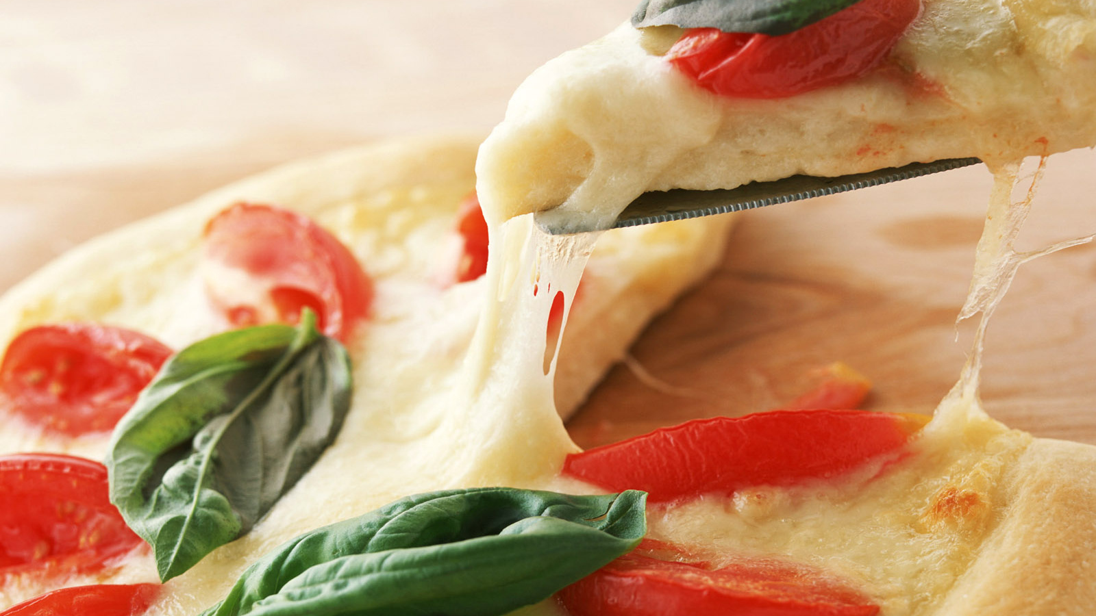 Пицца с кусочками помидора