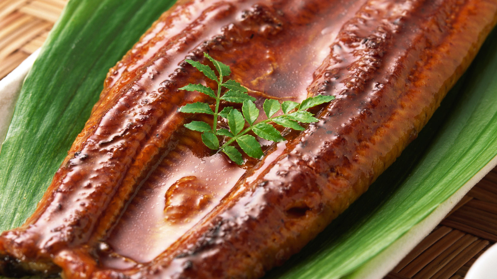 Рыба на пальмовом листе