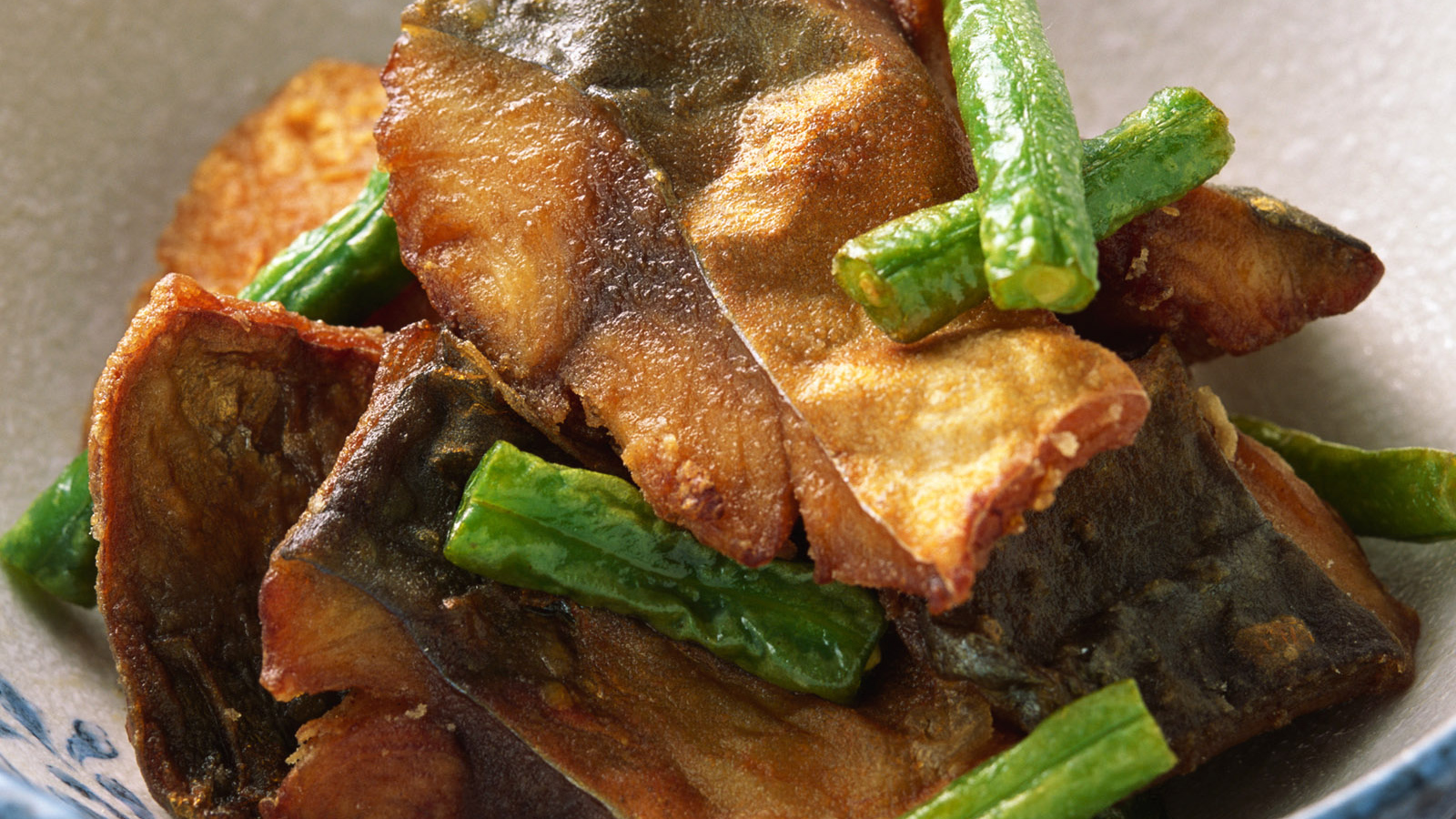 Кусочки рыбы приправленные фасолью