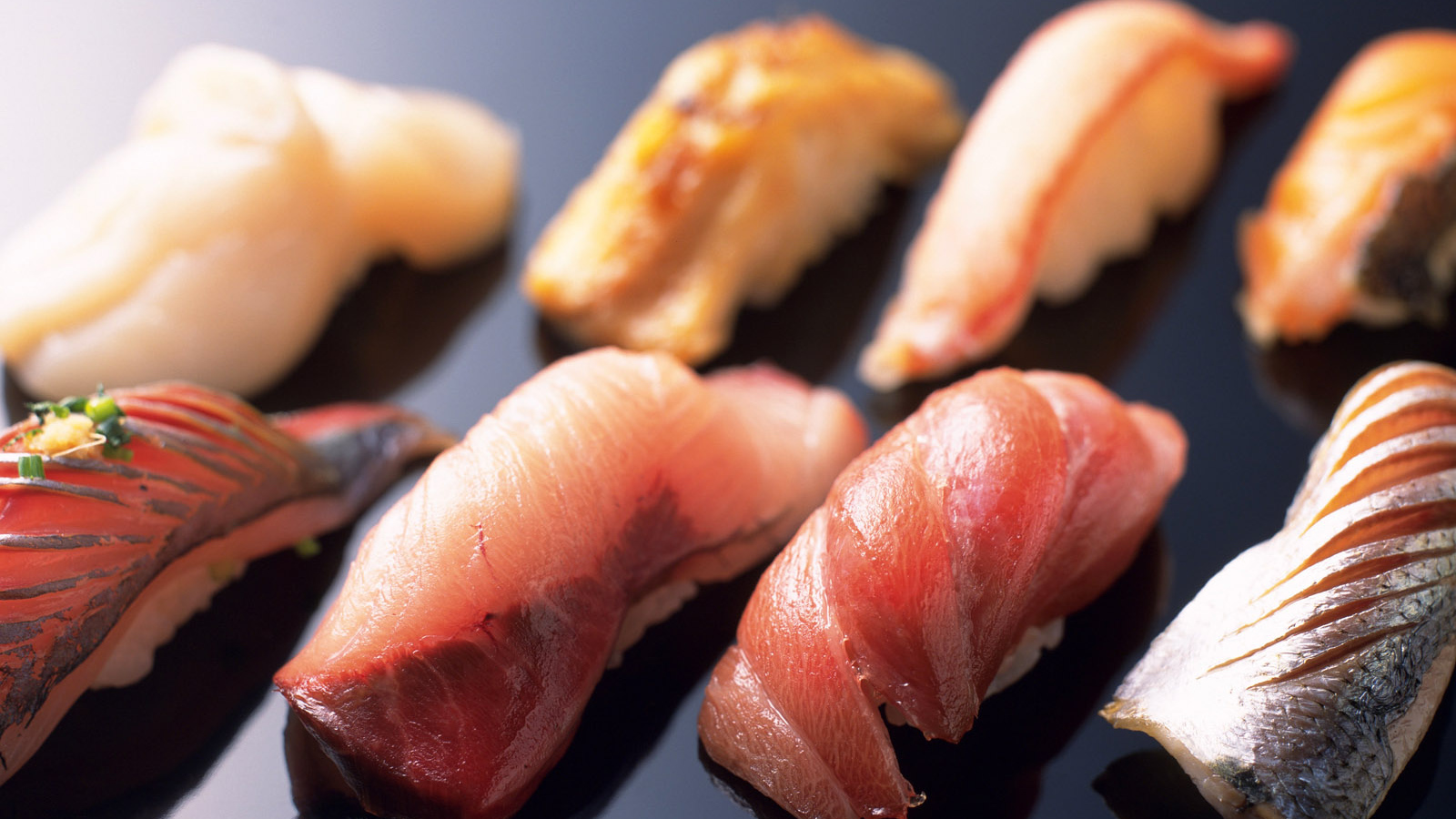 Сырые кусочки рыбы