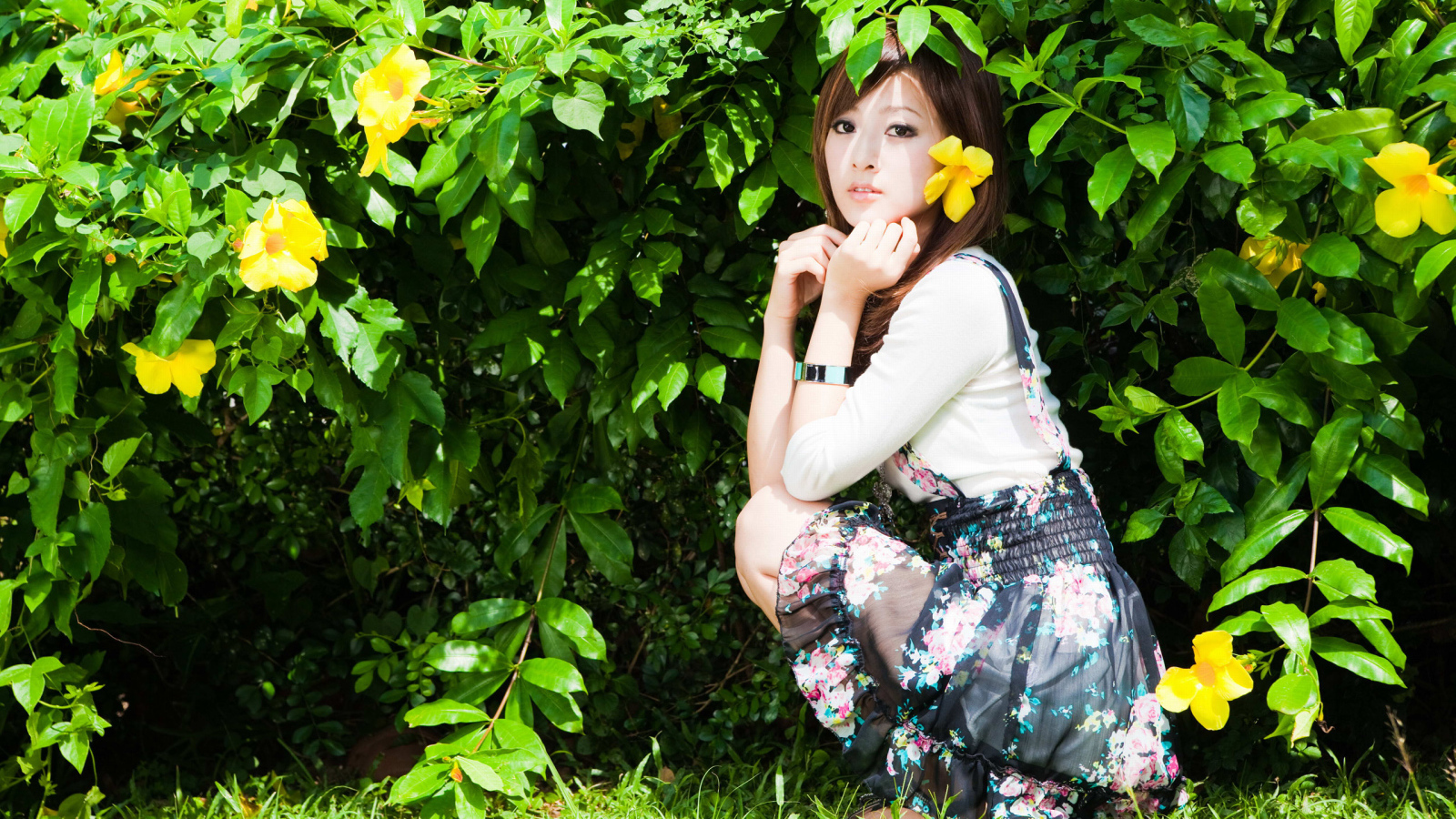 Девушка в саду