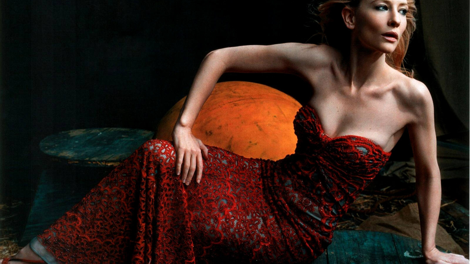 Красное платье