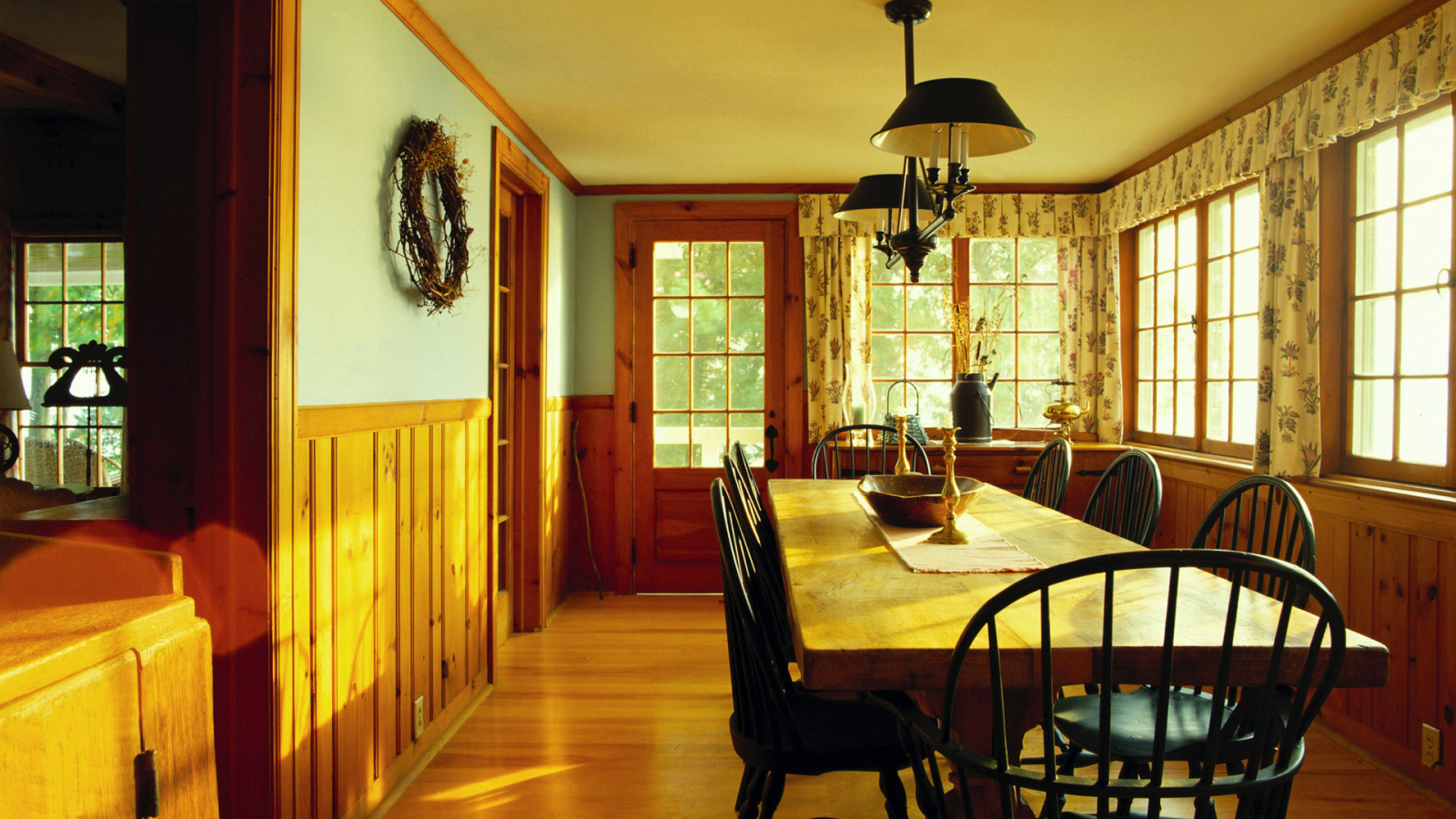 Деревянная отделка столовой