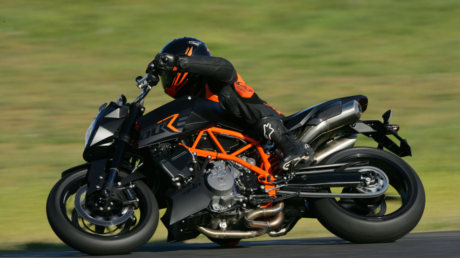 На огромной скорости