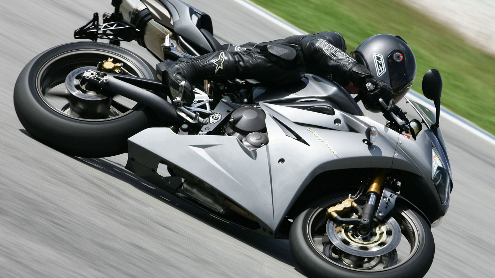 Серый байк на сверхзвуке