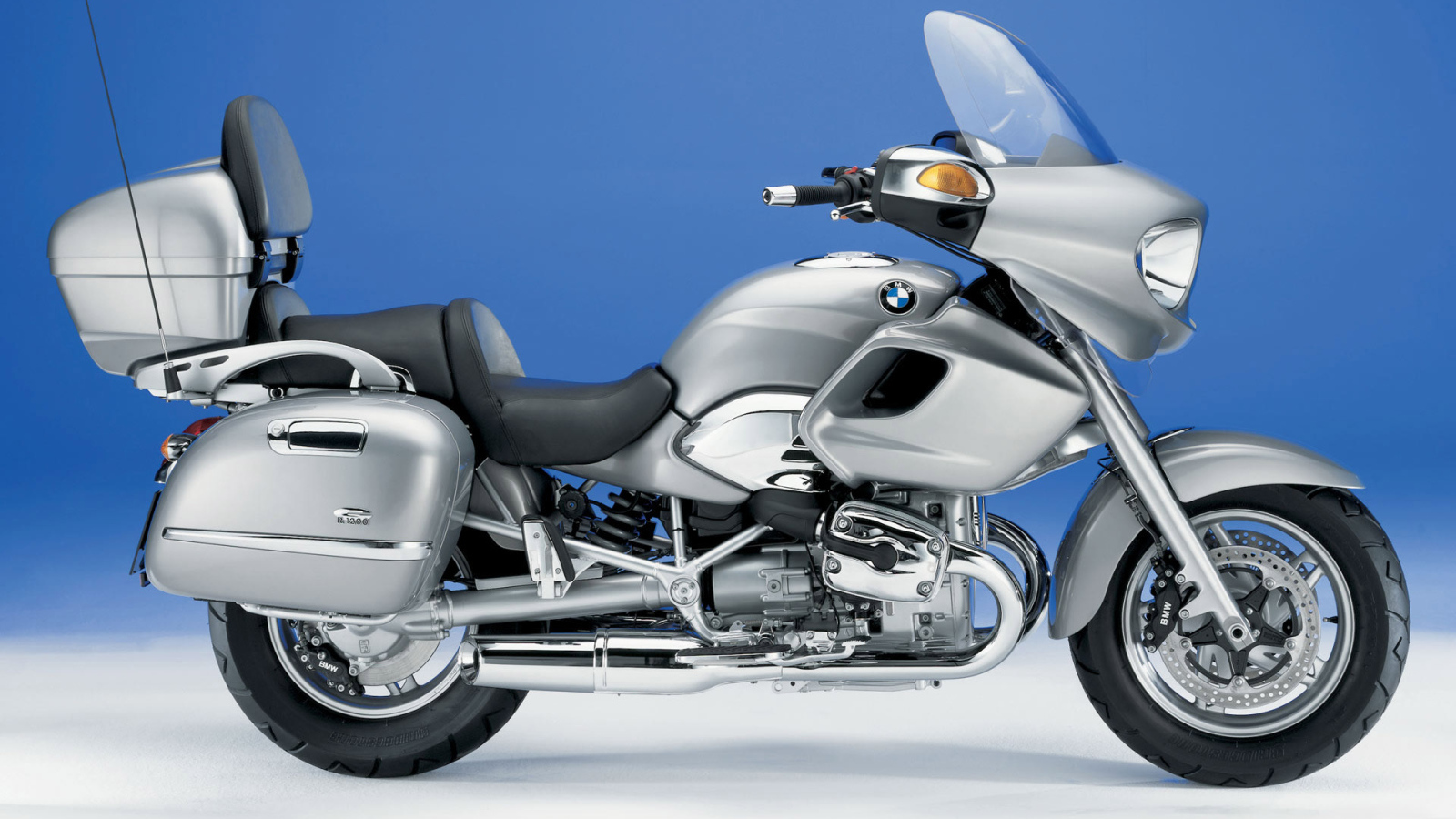 Серый мотоцикл BMW
