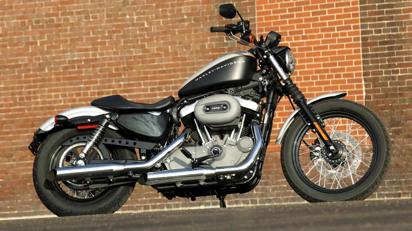 Harley Davidson летящий по ветру