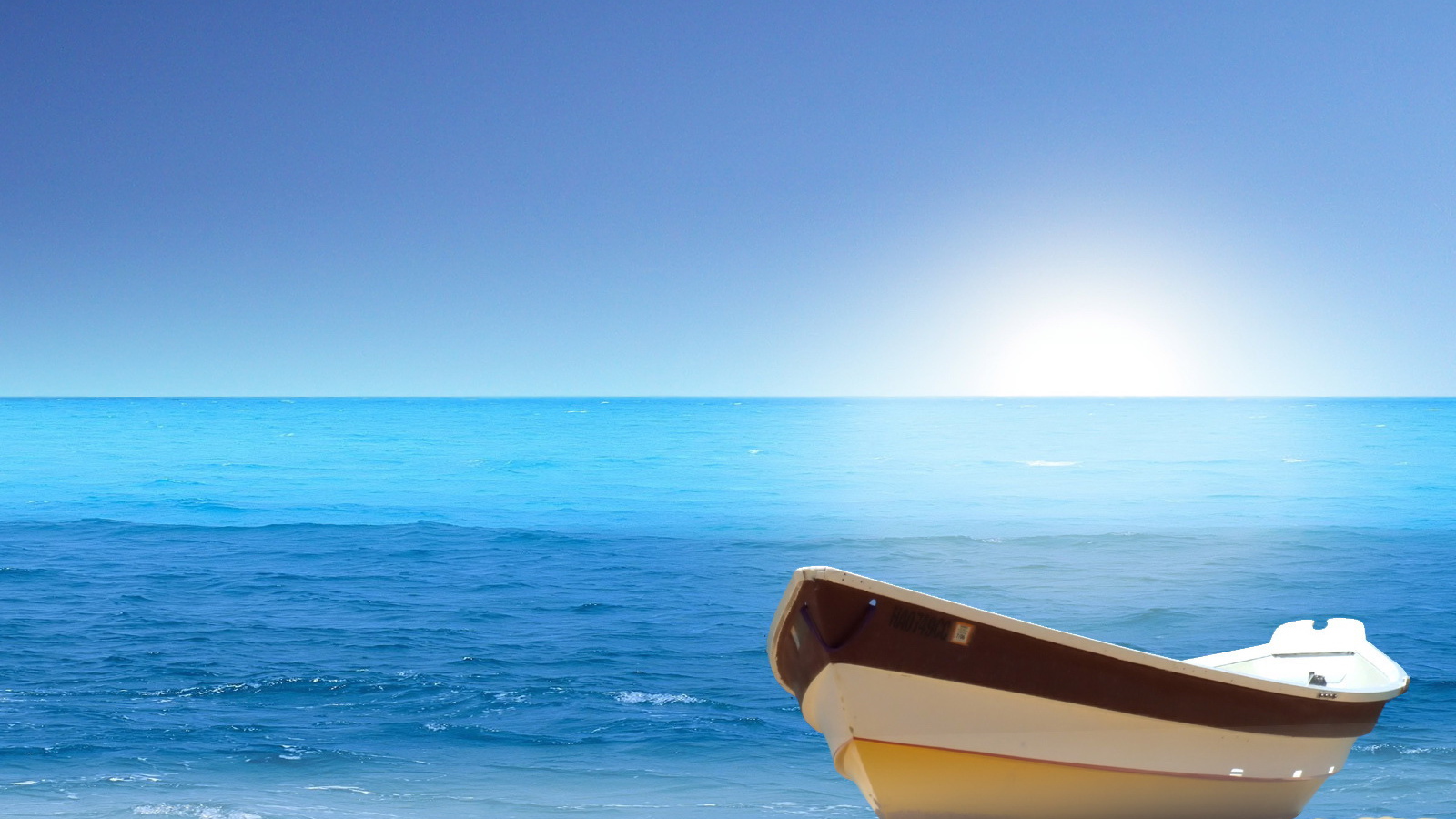 Лодка на морском пляже