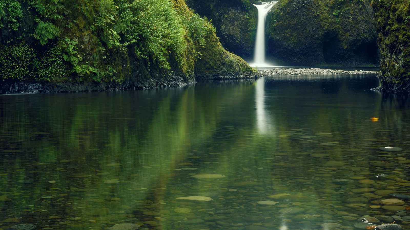 красивый водопад