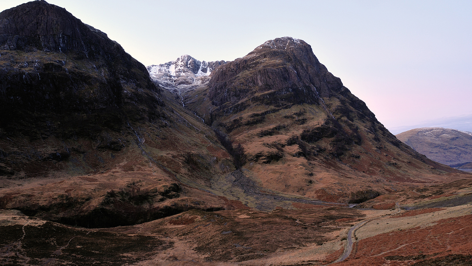 Долина у подножия гор