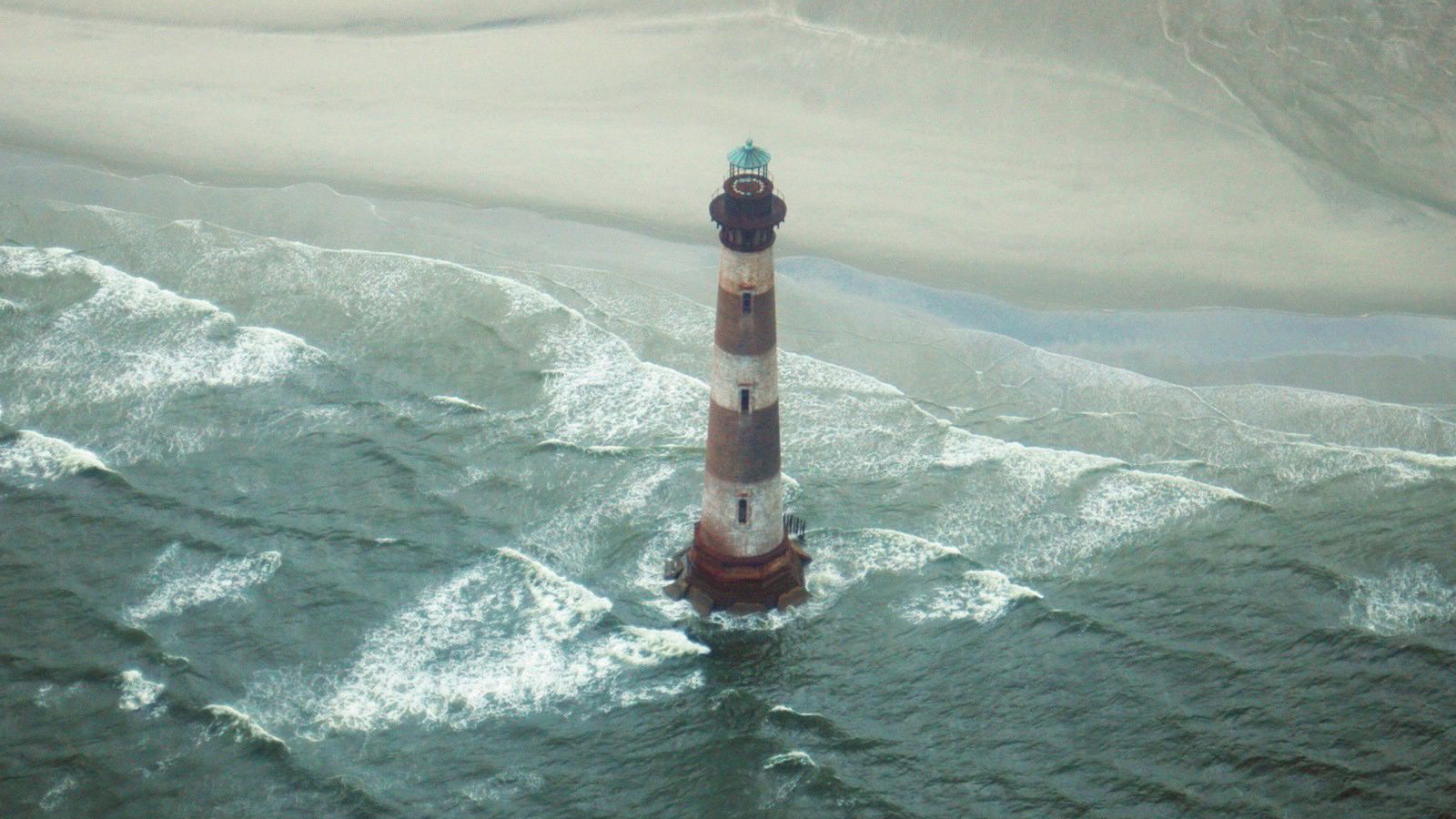 Красивый маяк