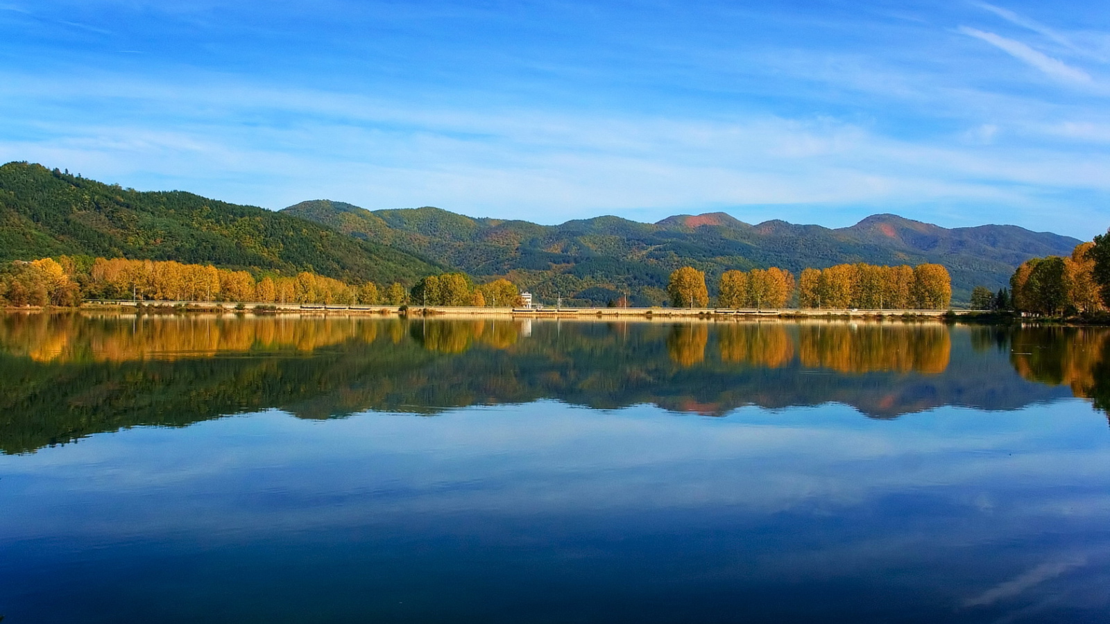 Спокойное озеро