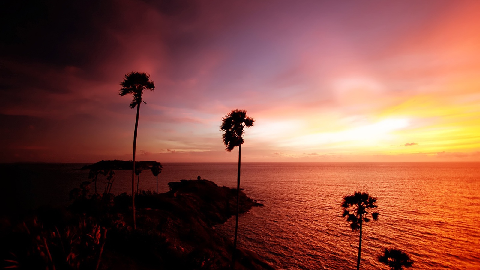 Красивый закат на горизонте