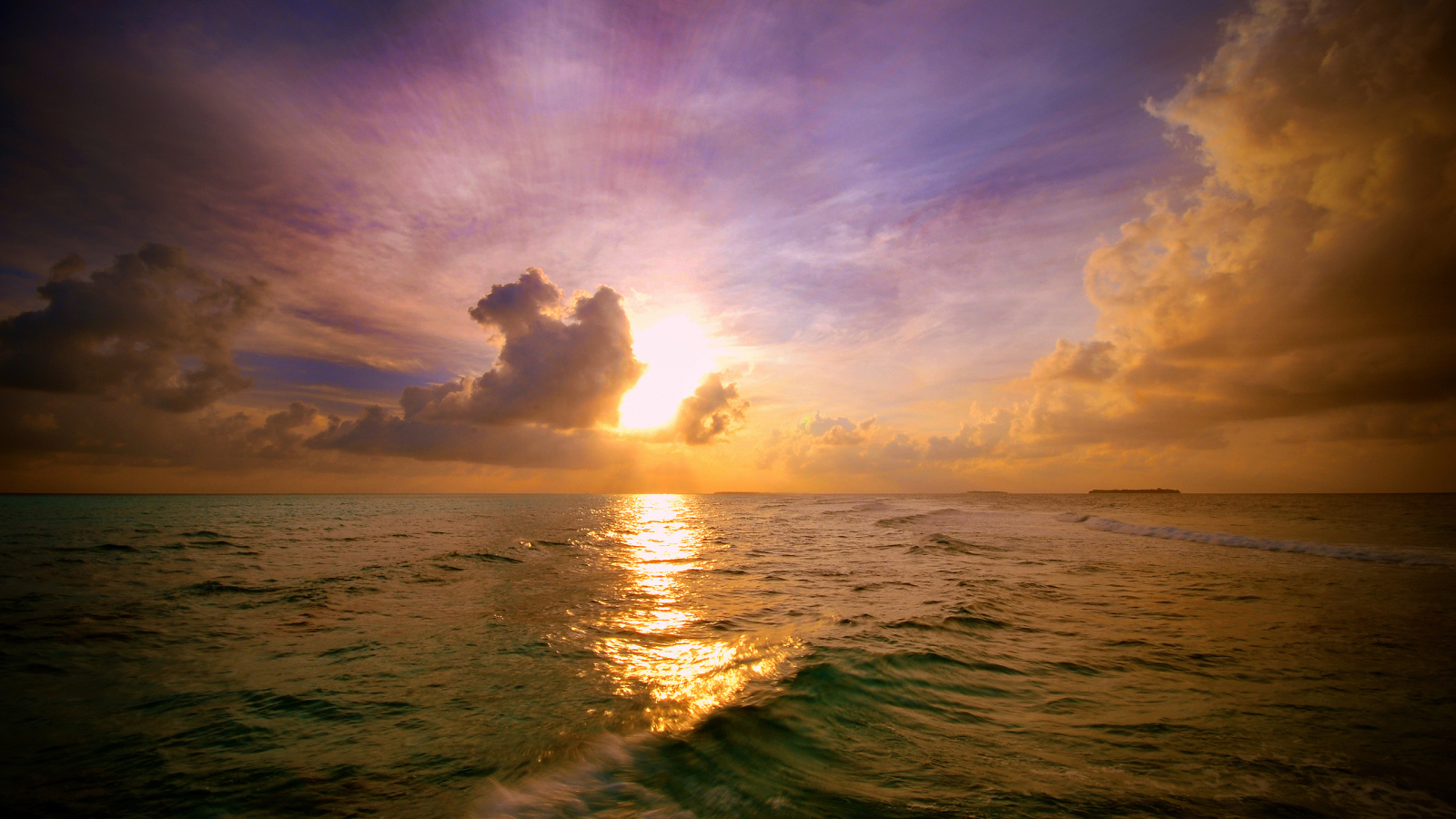 Закат на морском горизонте