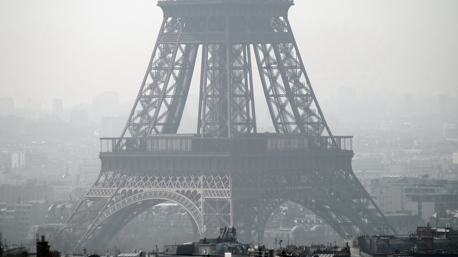 Вид на Эйфелеву башню