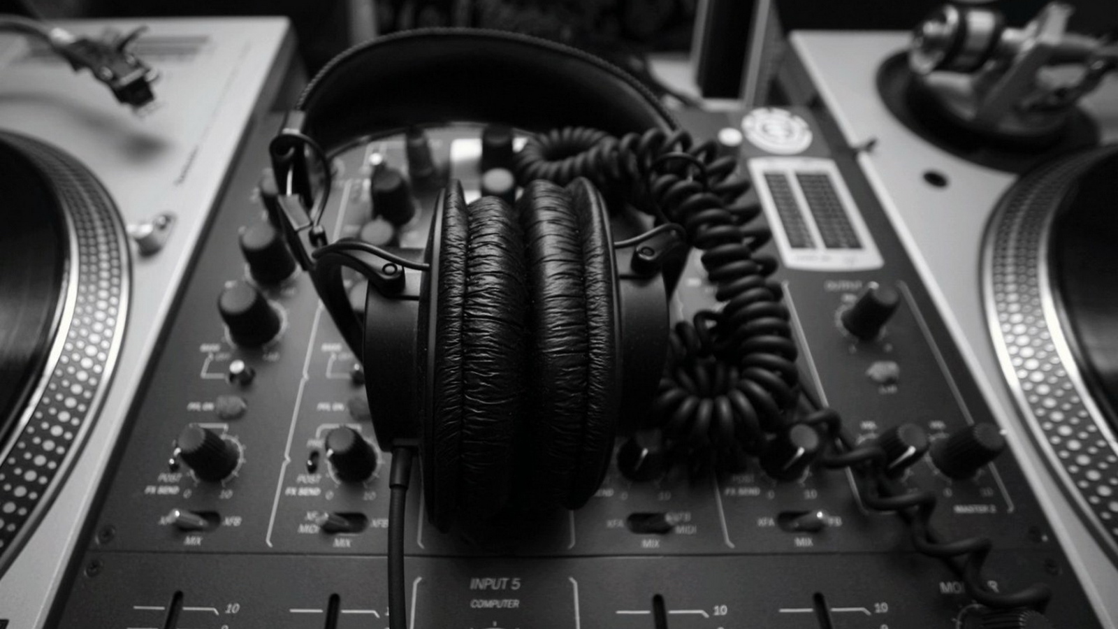 Диджейский пульт