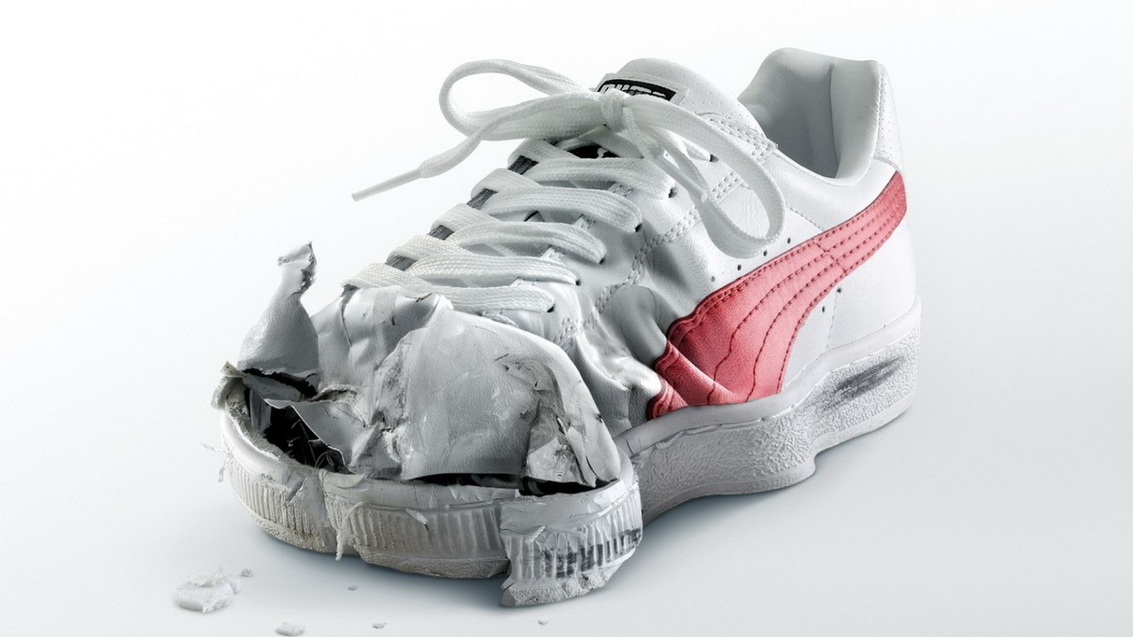 Рваный белый кед