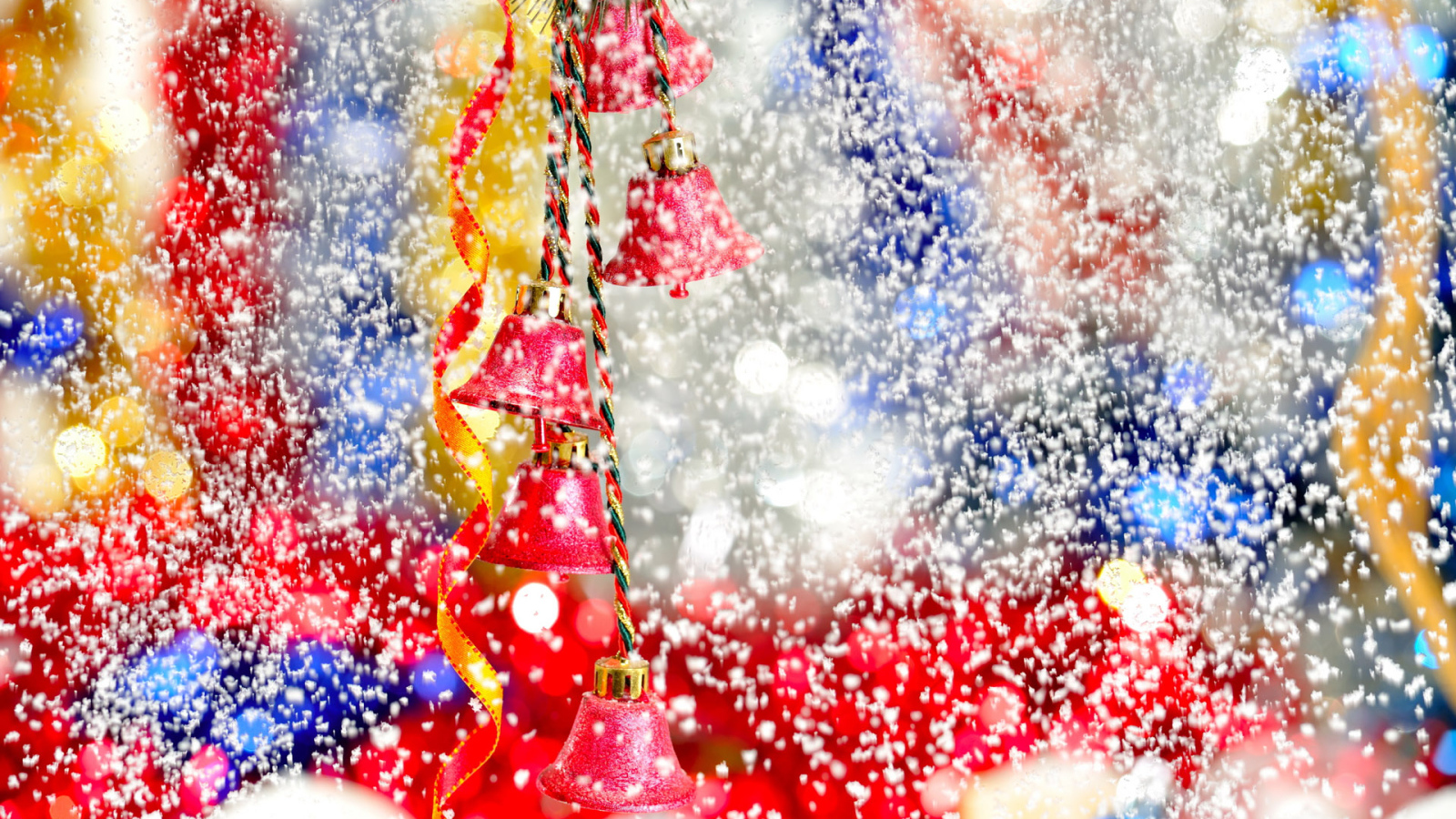 Колокольчики, украшения и снег