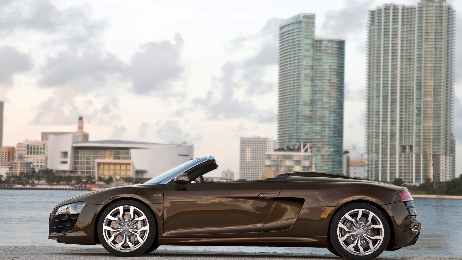 Audi R8 Spyder 5.2 FSI quattro рожденный для города