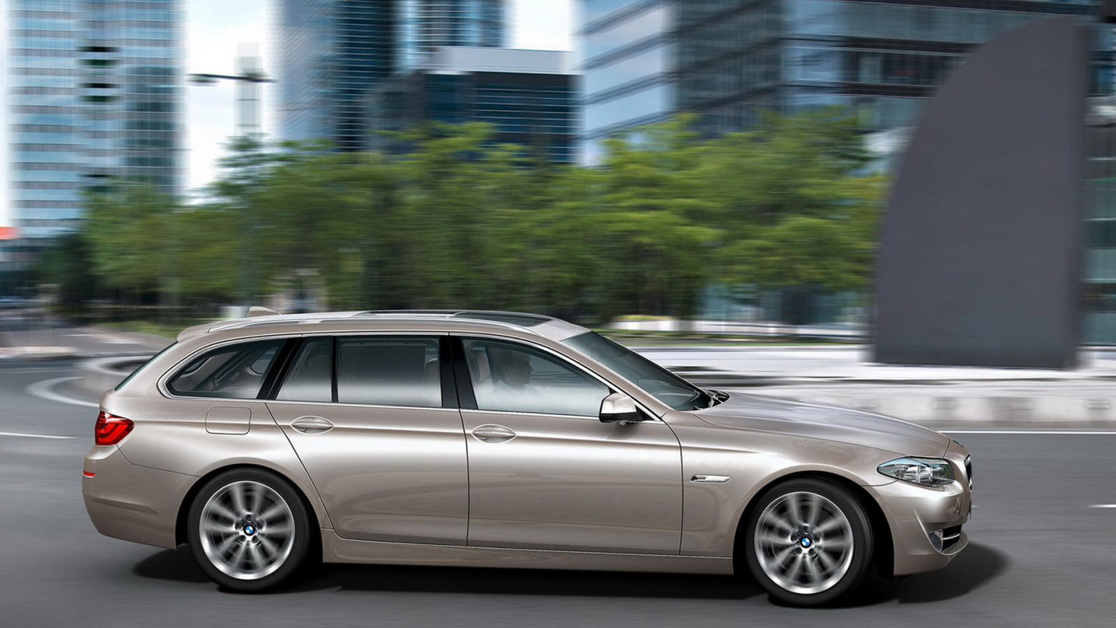 БМВ 5 Серии двигаясь по городу