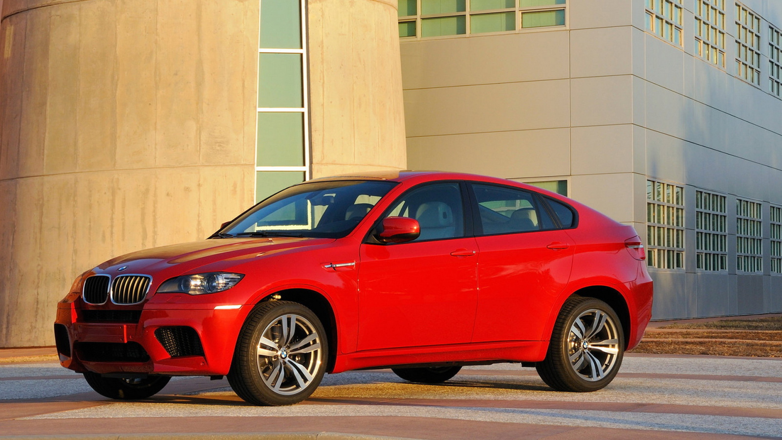 БМВ Х6 возле завода