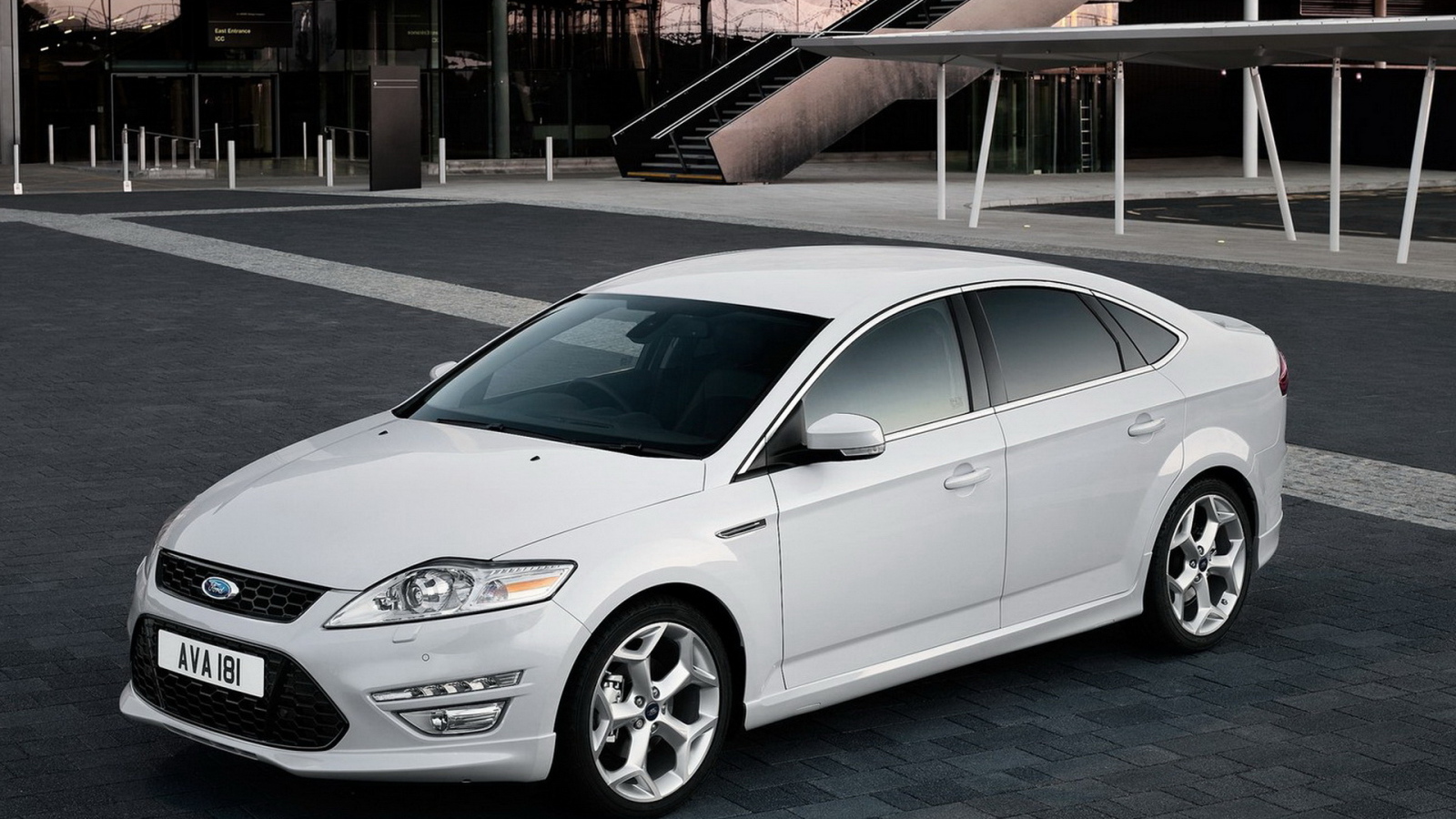 Белый Форд Мондео 2011