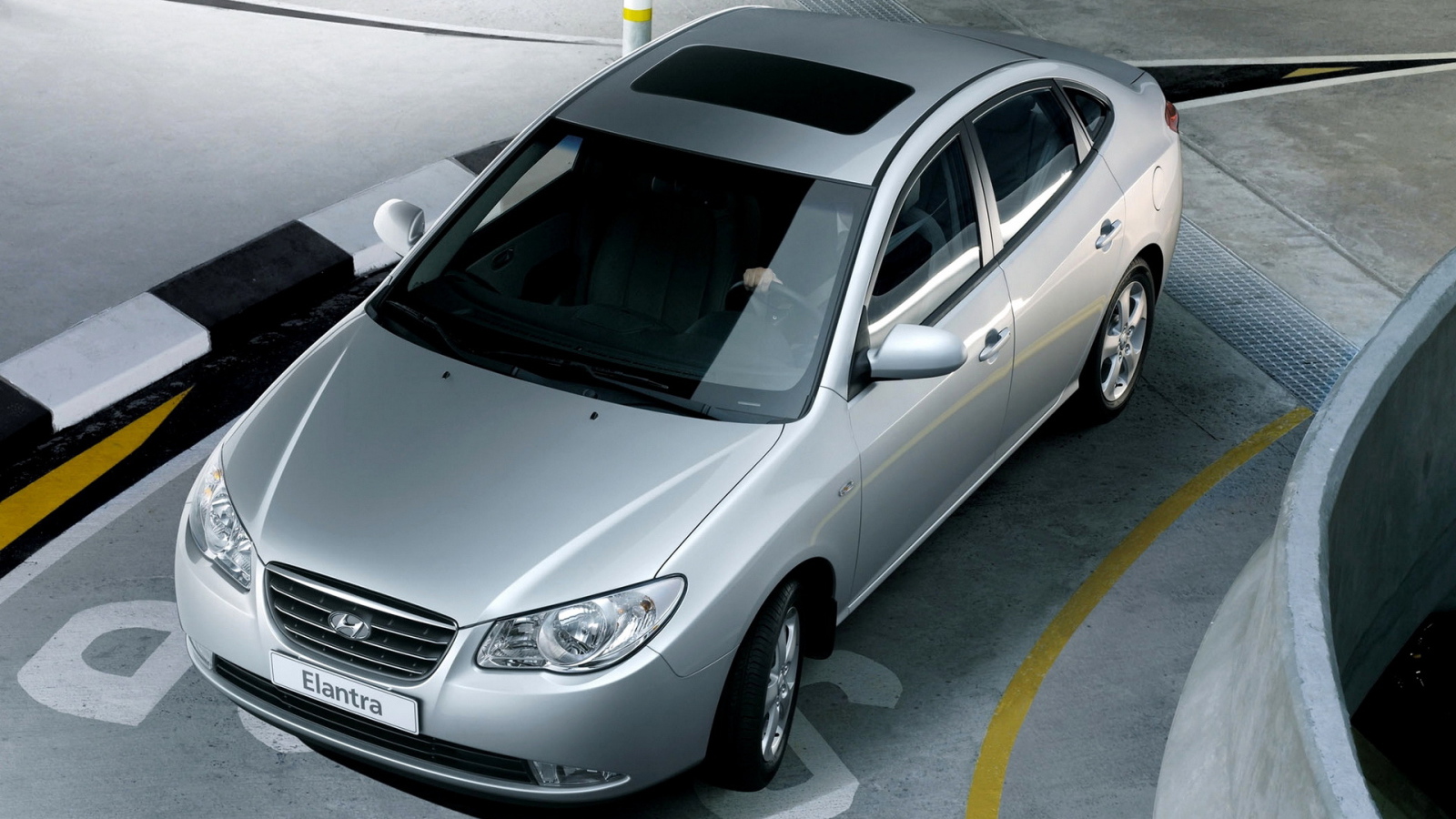 Хендай Элантра выезжая из паркинга
