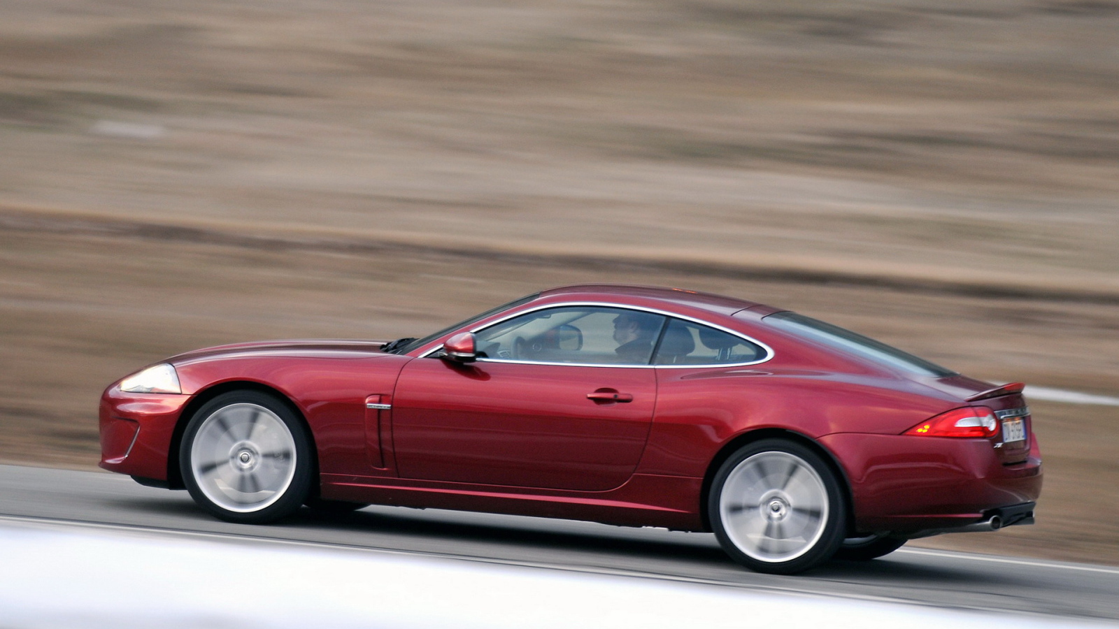 Ягуар XK в движении