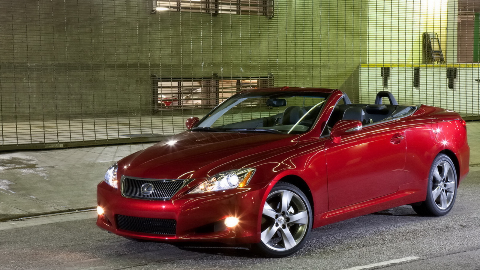 Лексус IS-350C в красном цвете