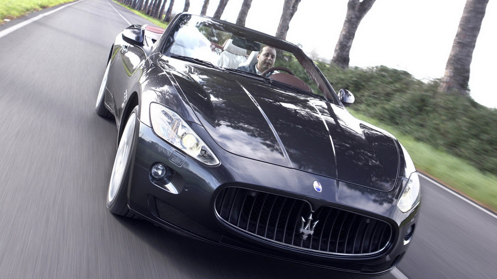 Мазерати ГранКабрио движение в даль