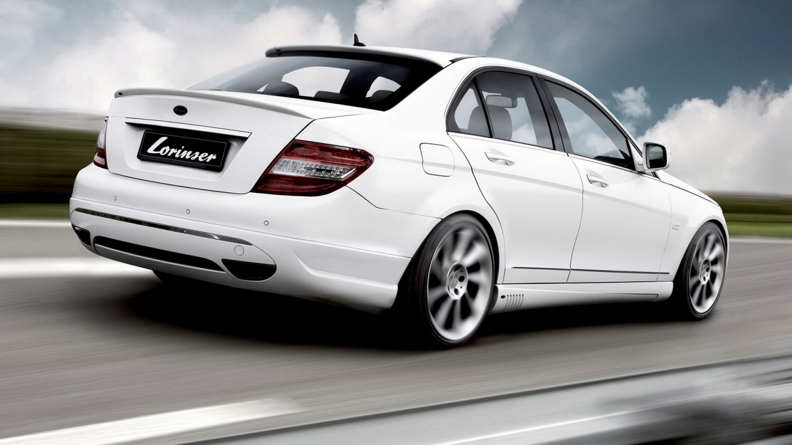 Мерседес Бенц С класс в белом цвете