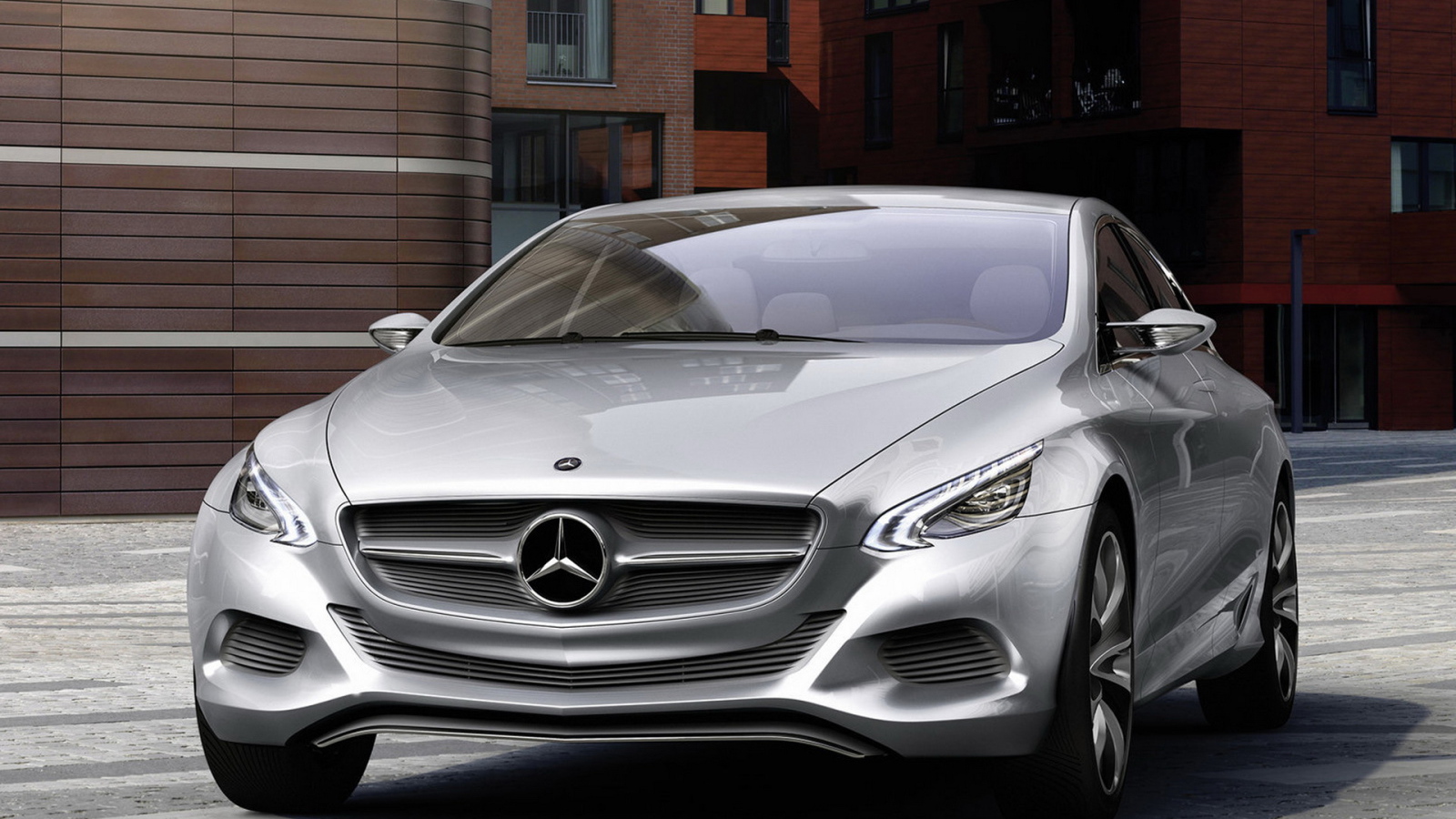 Mercedes Benz F800 Style Concept во дворе