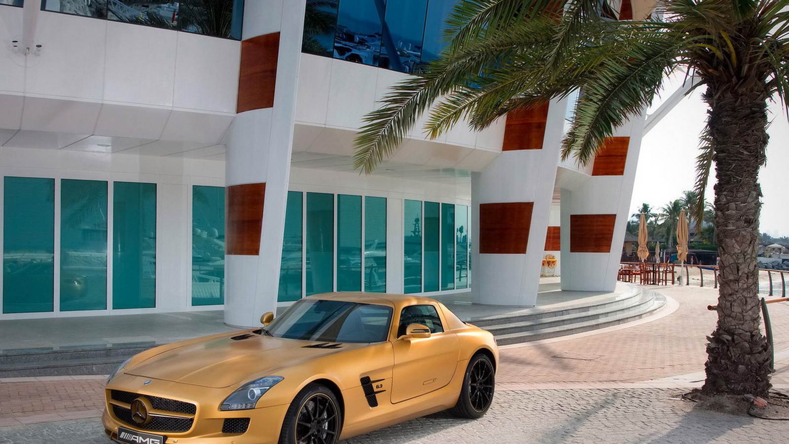 Mercedes Benz SLS AMG Desert Gold при входе