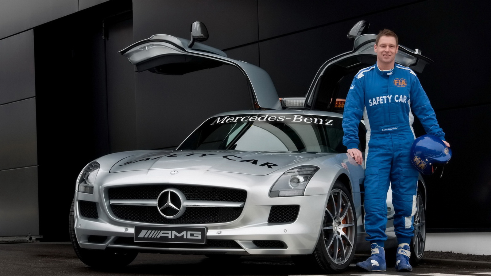 Mercedes Benz SLS AMG F1 перед треком