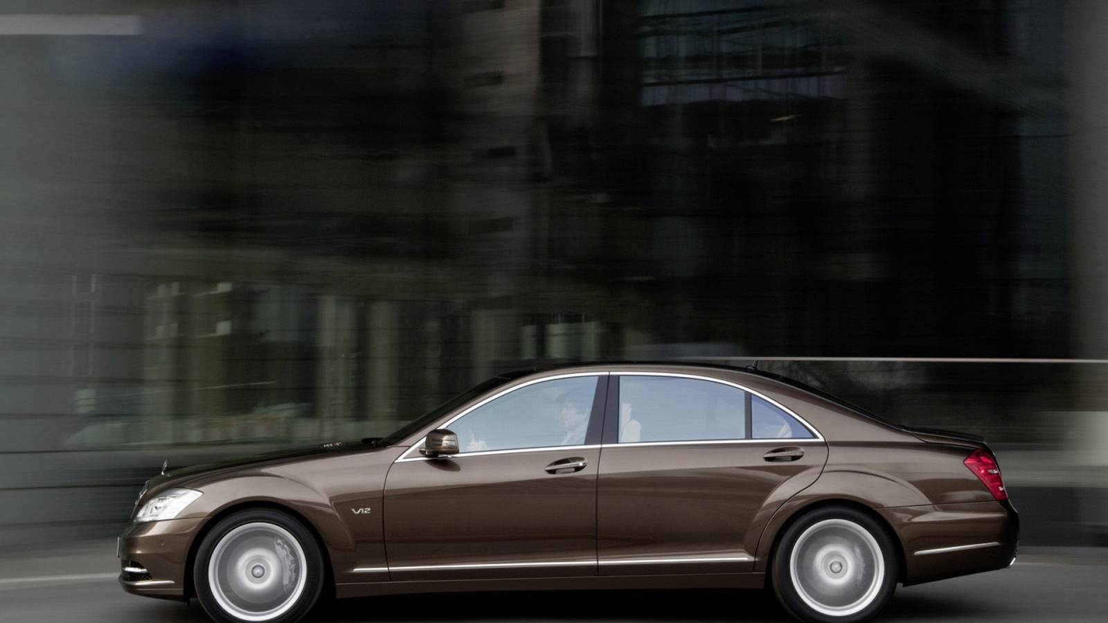 Роскошный Мерседес Бенц S класса