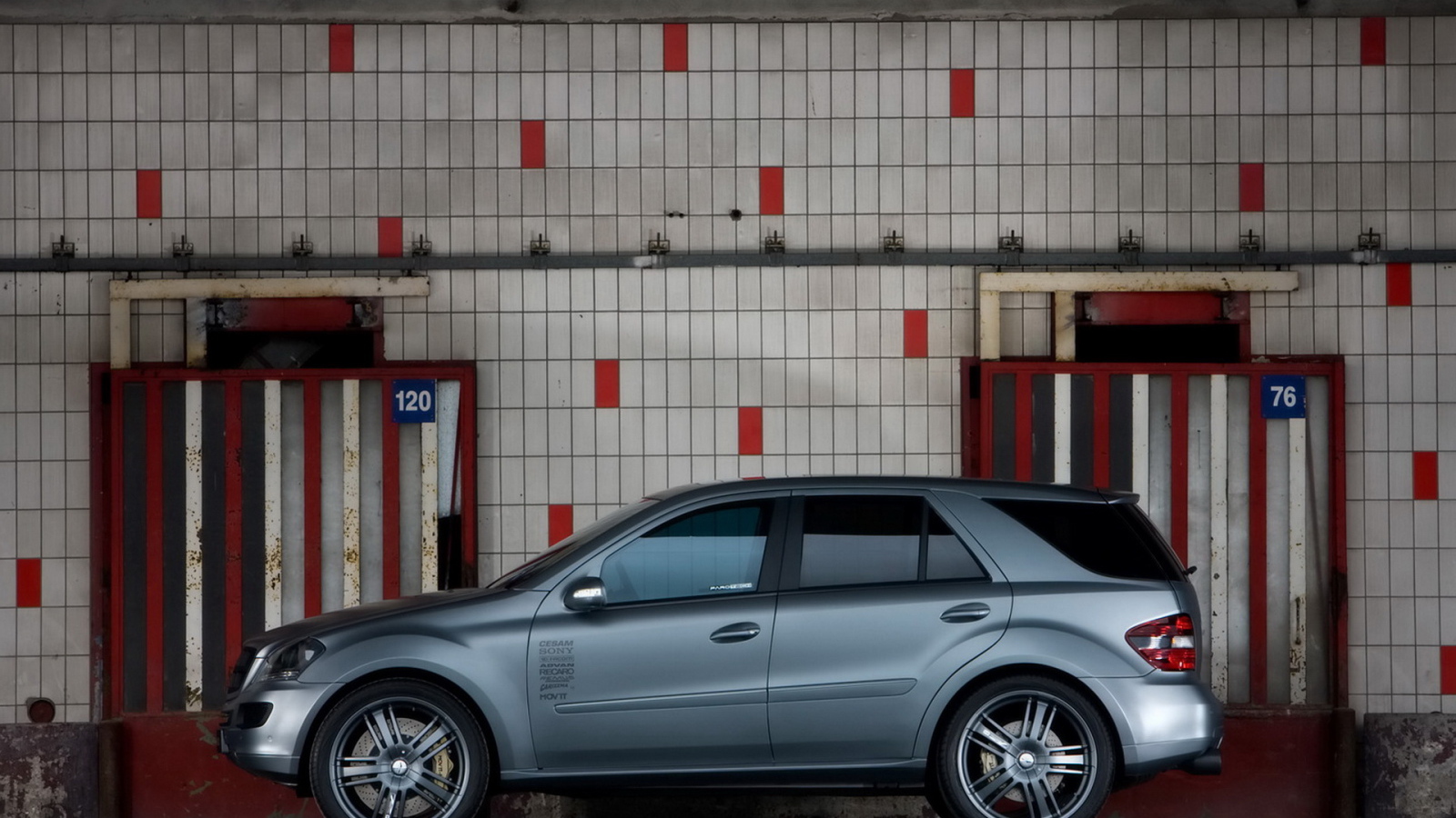 Мерседес Бенц МЛ 500 Ураниум в боксе